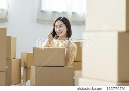 行動影像：年輕女子在智慧型手機上交談 113779791