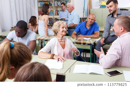 Group different ages discussion during course Group different ages discussion during course 113779825