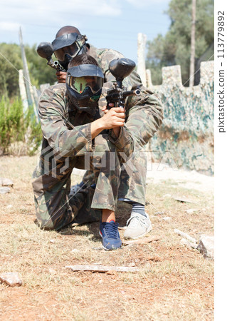 Man playing paintball 113779892
