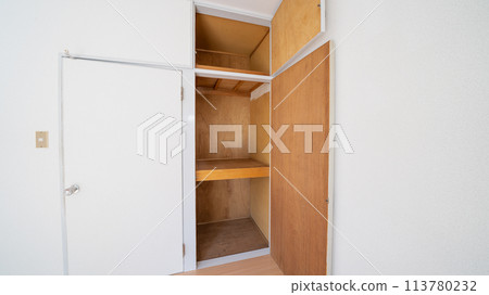 Apartment and condominium interior 113780232