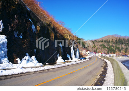 Frozen Funbe Falls along the Golden Road in early winter 113780243