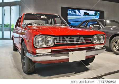 陳列室中展出的亮紅色 Skyline 2000GTR 113780698