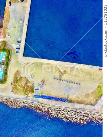 Breakwater and blue sea - aerial photography by drone (Hiragata Port/Kitaibaraki City, Ibaraki Prefecture) 113781025