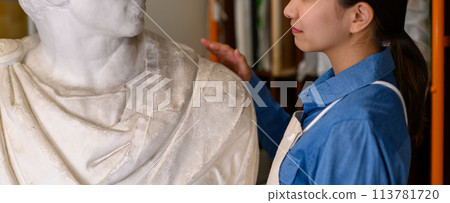石膏雕像和女人 113781720