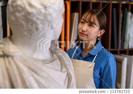 石膏雕像和女人 113781723