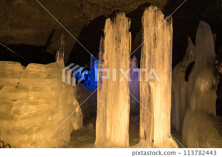 Scenery of the Narusawa Ice Cave, where ice can be stored even in midsummer 113782443