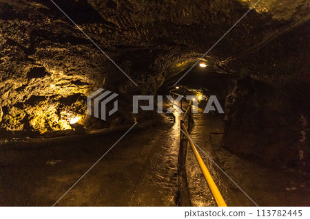 Scenery of the Narusawa Ice Cave, where ice can be stored even in midsummer 113782445