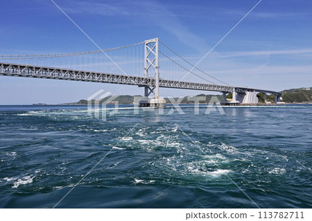 從觀光船上看到的漩渦和大吊橋，鳴門海峽的漩渦，鳴門漩渦，受歡迎的旅遊勝地 113782711