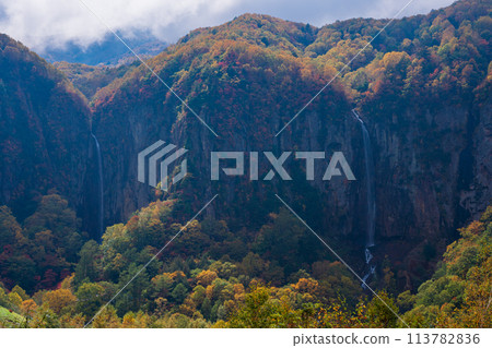 (Nagano Prefecture) Yonago Falls during autumn (Nagano Prefecture) Yonago Falls during autumn 113782836