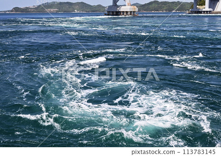 從觀光船上看到的漩渦 鳴門海峽的漩渦 鳴門漩渦 圖片素材 113783145