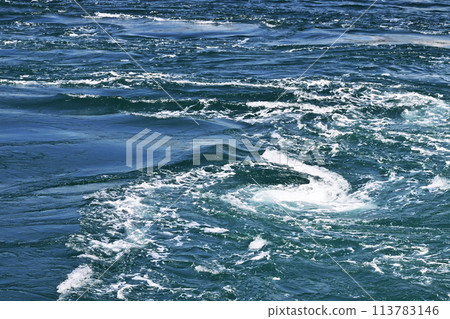 從觀光船上看到的漩渦 鳴門海峽的漩渦 鳴門漩渦 圖片素材 從觀光船上看到的漩渦 鳴門海峽的漩渦 鳴門漩渦 圖片素材 113783146