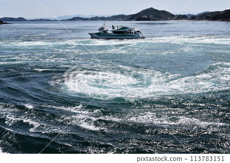 從觀光船上看到的漩渦 鳴門海峽的漩渦 鳴門漩渦 圖片素材 113783151