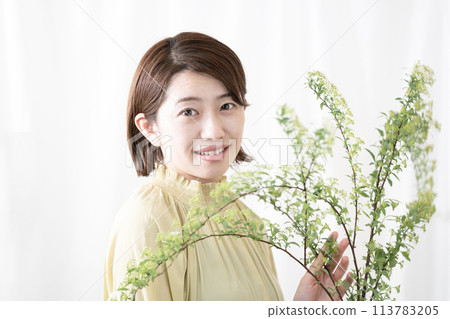 一位女士微笑著撫摸 Kodemari 一位女士微笑著撫摸 Kodemari 113783205