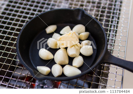 用煎鍋做的大蒜菜餚 113784484