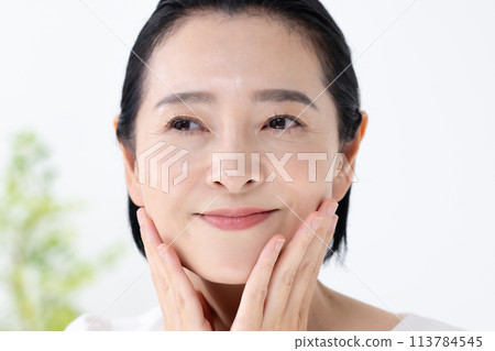 Beauty moisturizing middle female Beauty moisturizing middle female 113784545