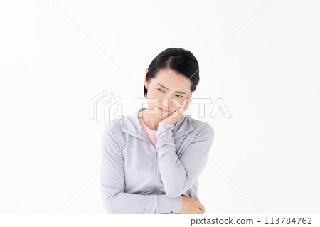 Woman in sportswear worries 113784762