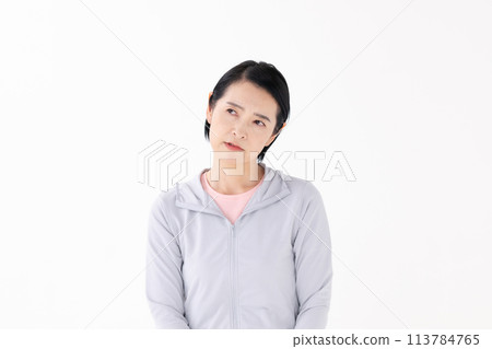 穿運動服的女人擔心 113784765