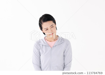 穿運動服的女人擔心 穿運動服的女人擔心 113784769
