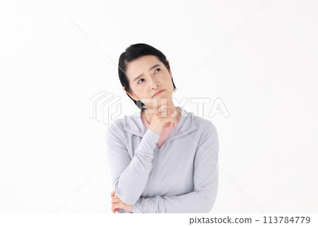 穿運動服的女人擔心 113784779