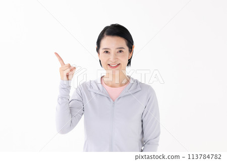 穿著運動服的女人指著 113784782