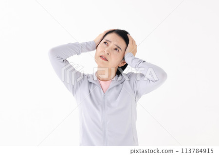 穿運動服的女人頭痛 113784915