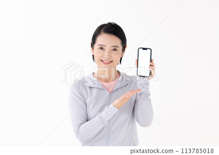 穿運動服、智慧型手機的女人 113785018