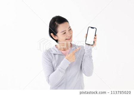 穿運動服、智慧型手機的女人 113785020