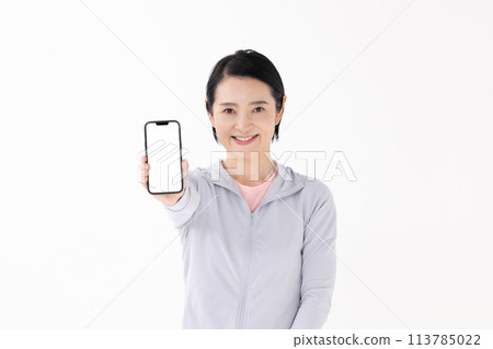 穿運動服、智慧型手機的女人 穿運動服、智慧型手機的女人 113785022