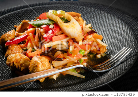 Pieces of fried chicken with vegetables. 113785429