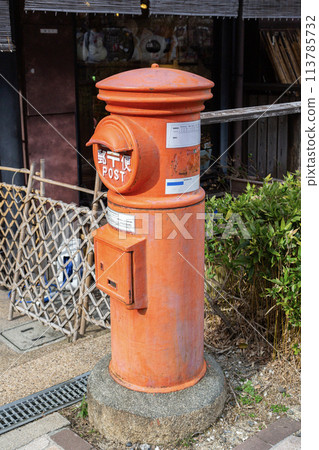 Old-fashioned mailbox 113785732