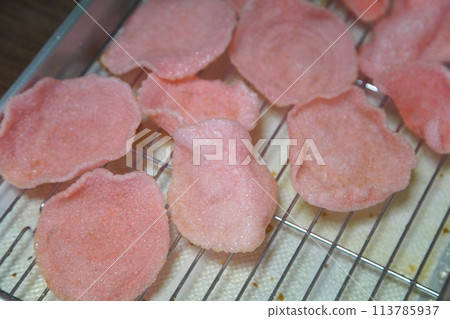 Freshly fried shrimp crackers Freshly fried shrimp crackers 113785937