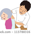 奶奶正在接受男性護理人員和來訪的女按摩師的按摩 113788316