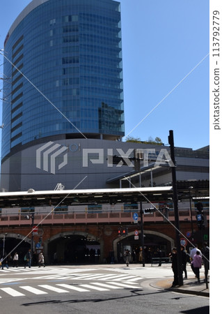 東京有樂町車站前的春天早晨 113792779