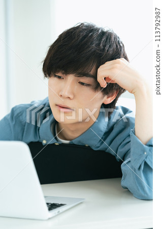 觀看計算機的一個年輕人 113792987