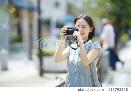 Camera woman travel solo travel Camera woman travel solo travel 113793128