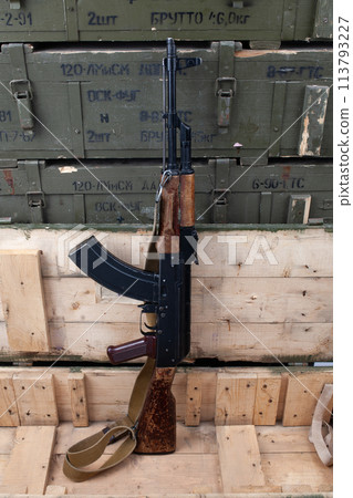 Kalashnikov AK47 gun in green crate Kalashnikov AK47 gun in green crate 113793227