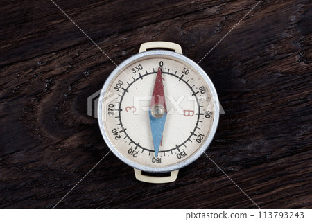 Vintage retro compass on wooden background Vintage retro compass on wooden background 113793243