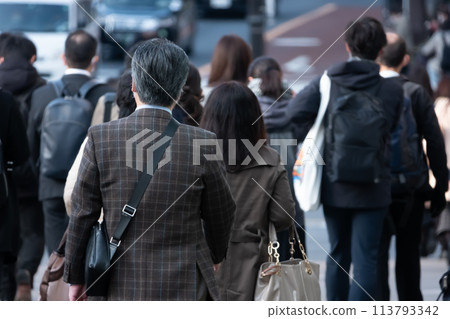 Commuting scene in front of Shinjuku Station 113793342