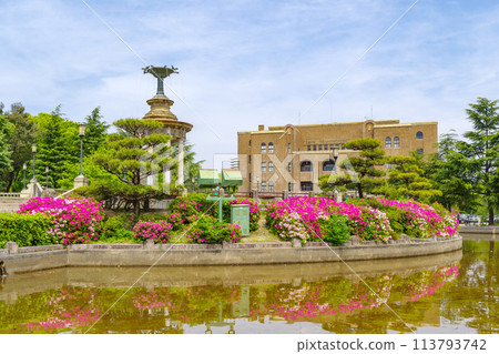 杜鵑花盛開的鶴舞公園噴泉塔和名古屋市公會堂（愛知縣名古屋市） 113793742