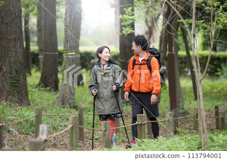 A couple enjoying outdoor activities such as mountain climbing, hiking, and trekking. A middle-aged couple on spring and summer holidays. Full body A couple enjoying outdoor activities such as mountain climbing, hiking, and trekking. A middle-aged couple on spring and summer holidays. Full body 113794001