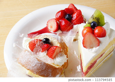 Delicious strawberry cake Delicious strawberry cake 113794585