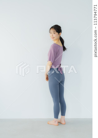 在瑜珈館做瑜珈的女人 113794771