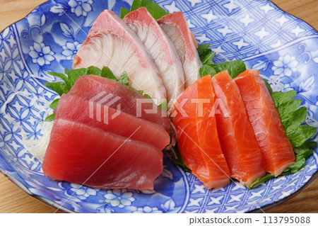 Assortment of delicious sashimi 113795088