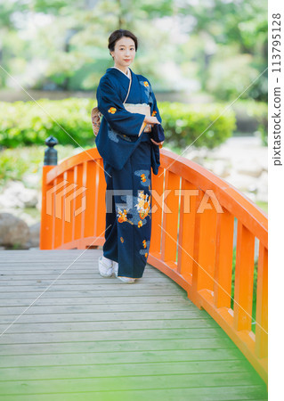 穿著和服來訪的女人 113795128