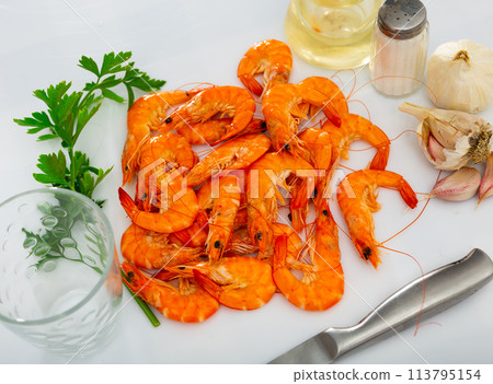 Defrosted red prawns on table with garlic, parsley, salt and wine vinegar 113795154