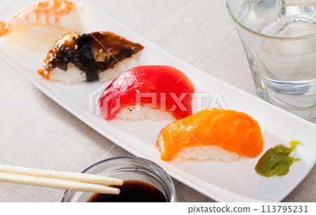 Nigirizushi with fish fillets and prawn Nigirizushi with fish fillets and prawn 113795231