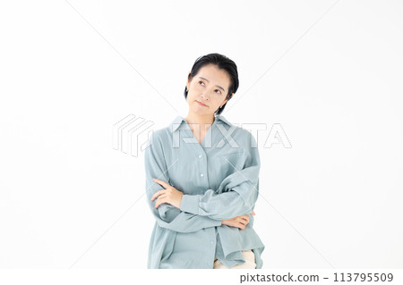 Middle female portrait 113795509