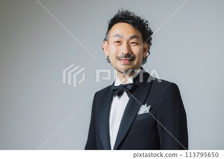 男人穿著燕尾服 男人穿著燕尾服 113795650