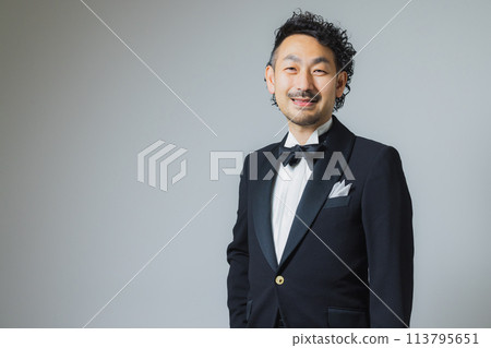 男人穿著燕尾服 113795651
