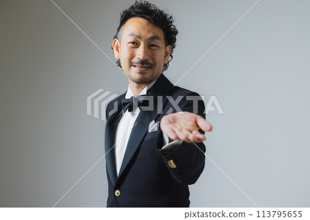 Man wearing a tuxedo 113795655